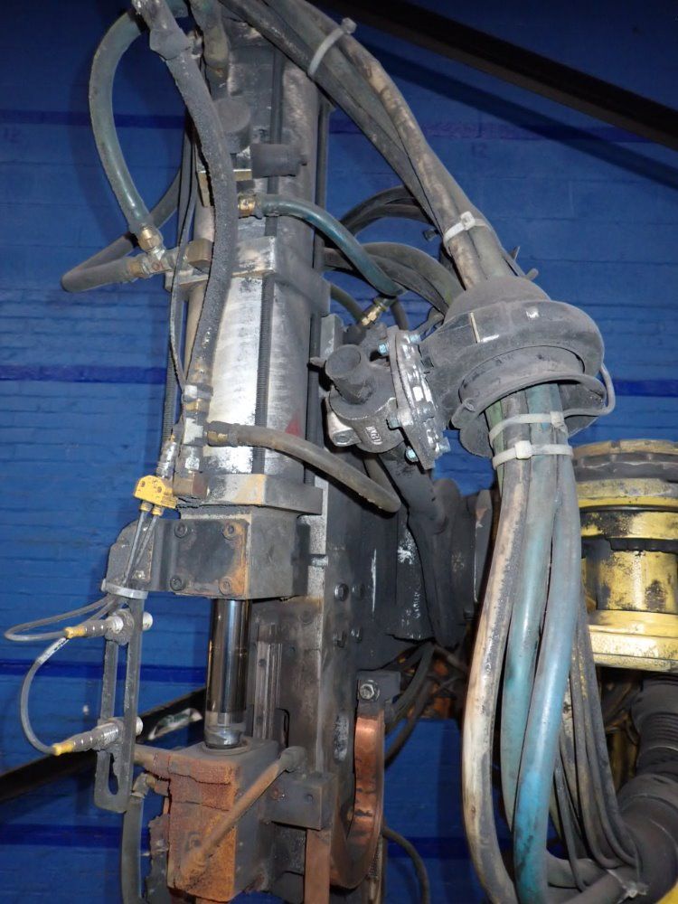 Fanuc R-2000ia Robot - R-2000ia