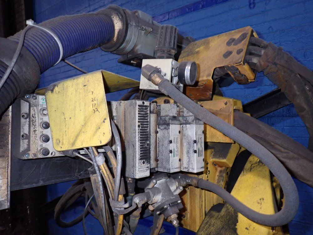 Fanuc R-2000ia Robot - R-2000ia