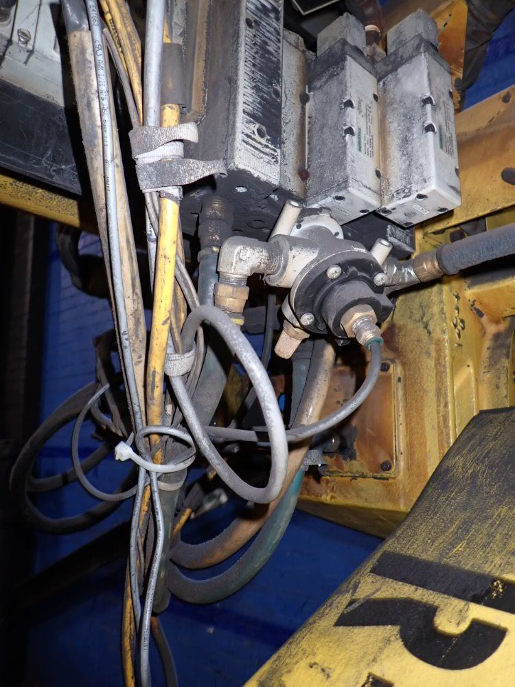 Fanuc R-2000ia Robot - R-2000ia