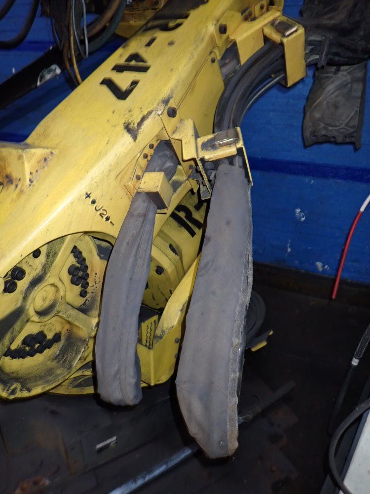 Fanuc R-2000ia Robot - R-2000ia