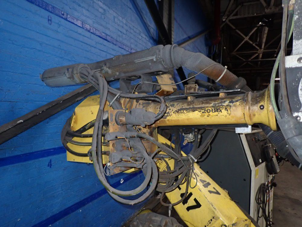 Fanuc R-2000ia Robot - R-2000ia