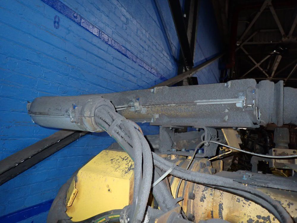 Fanuc R-2000ia Robot - R-2000ia