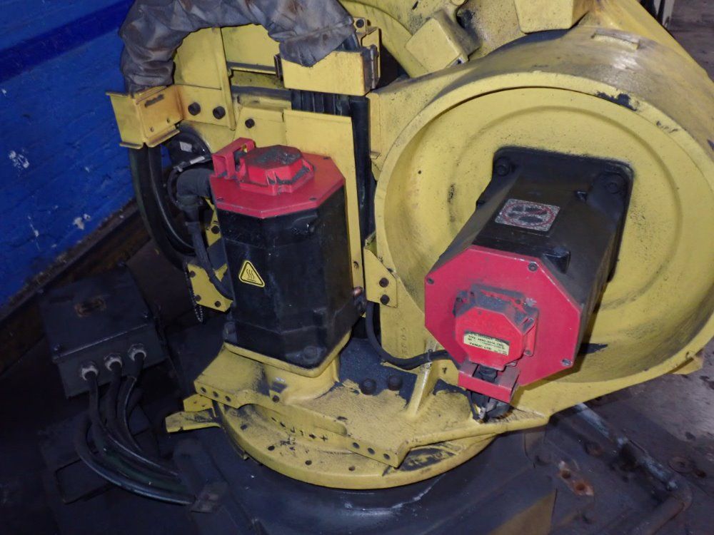 Fanuc R-2000ia Robot - R-2000ia
