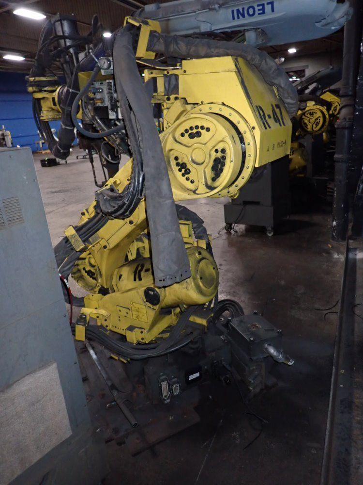 Fanuc R-2000ia Robot - R-2000ia