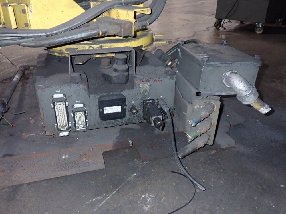 Fanuc R-2000ia Robot - R-2000ia