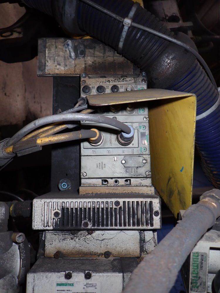 Fanuc R-2000ia Robot - R-2000ia