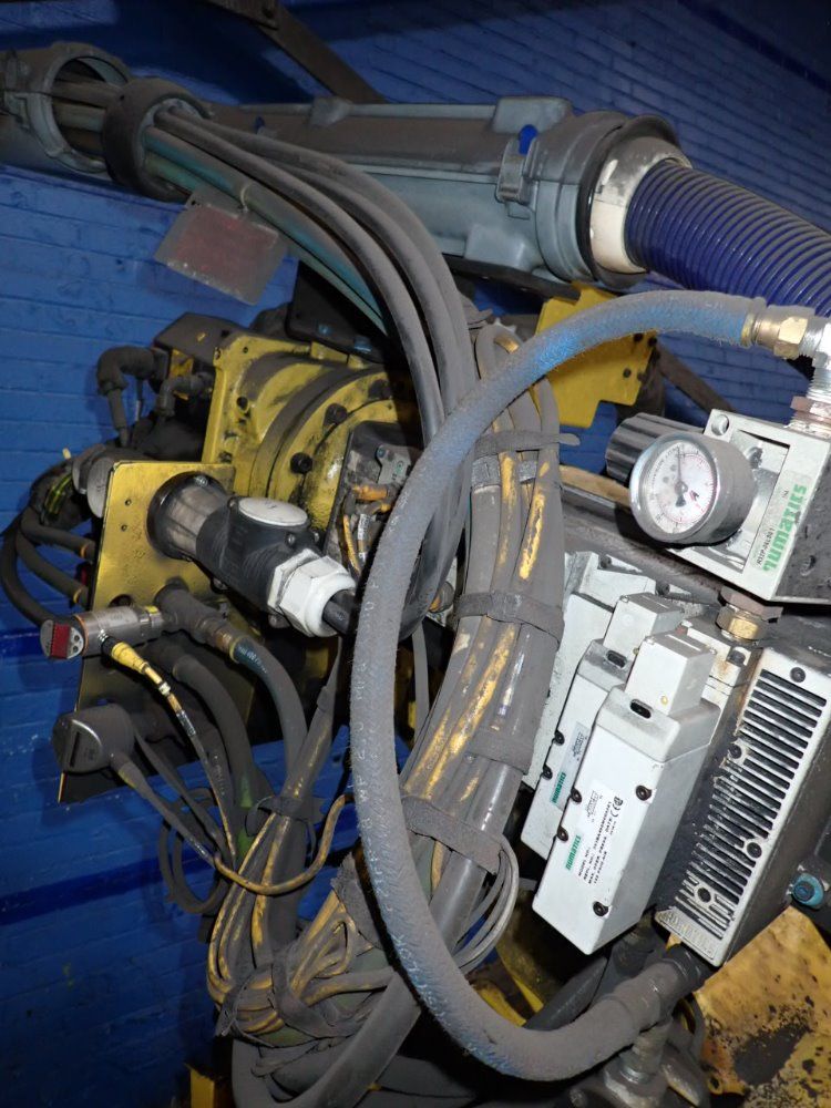 Fanuc R-2000ia Robot - R-2000ia 165f