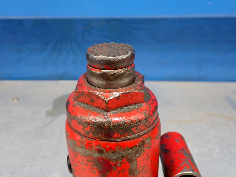 Cadet 2 Ton Hydraulic Bottle Jack