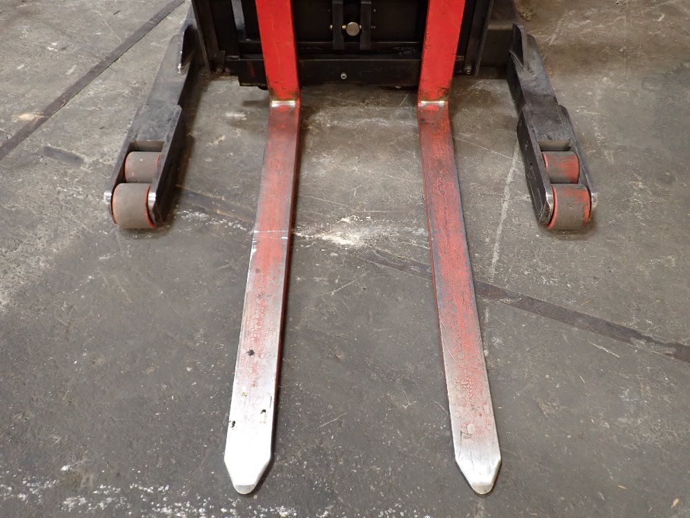 Raymond 3000lbs Electric Reach Forklift - Easi-r35tt0