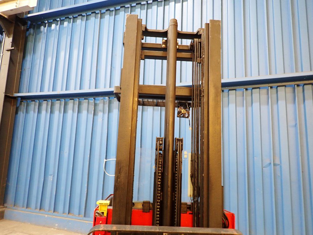 Raymond 3000lbs Electric Reach Forklift - Easi-r35tt0