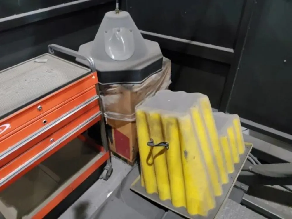 Fanuc / Lincoln Electric Robot Weld Cell W/ Positioner - Arc Mate 120ib/10l