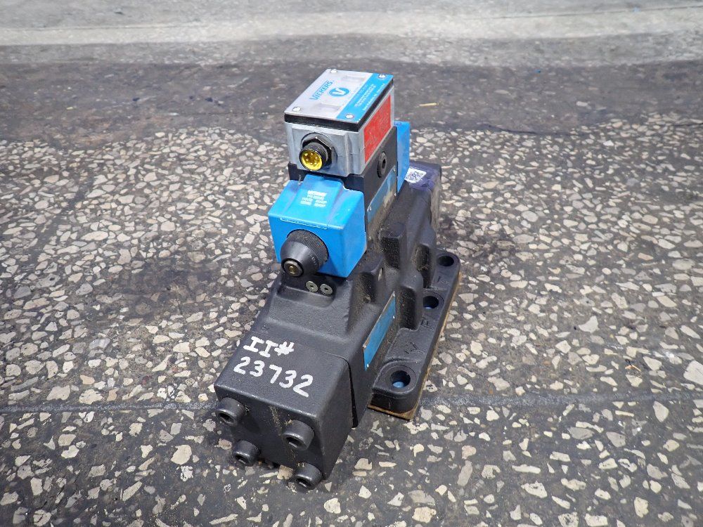 Vickers Pilot And Directional Control Valve - Pasdg4s4lw-016c-b-60 / Dg5v-10-w-6c-t-m-fa-5wl-b-1