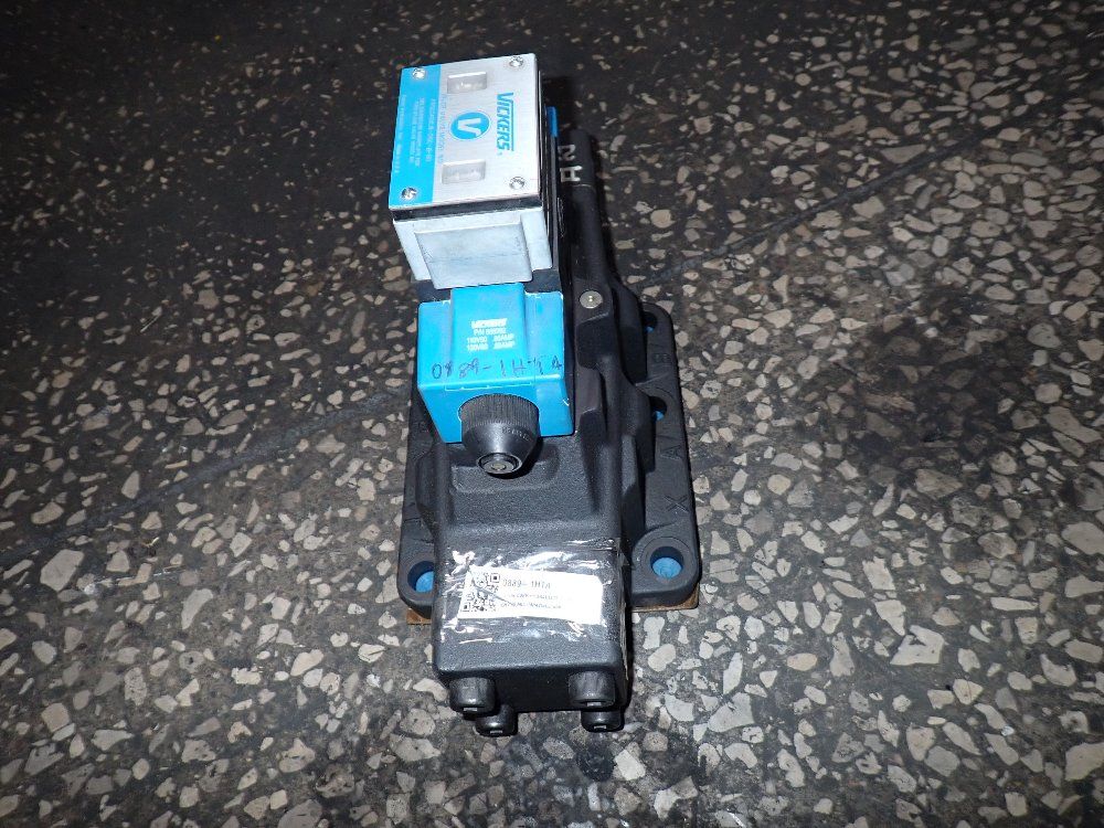 Vickers Pilot And Directional Control Valve - Pasdg4s4lw-016c-b-60 / Dg5v-10-w-6c-t-m-fa-5wl-b-1