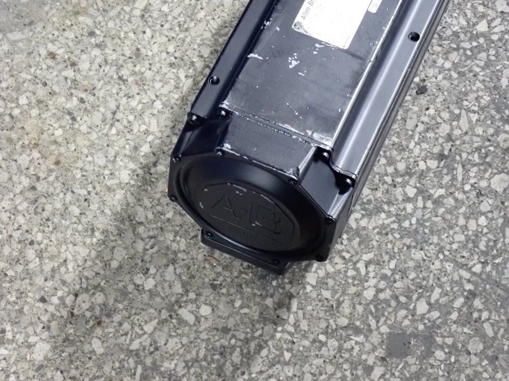 Allen Bradley Servo Motor - Mpl-b560f-sj24aa