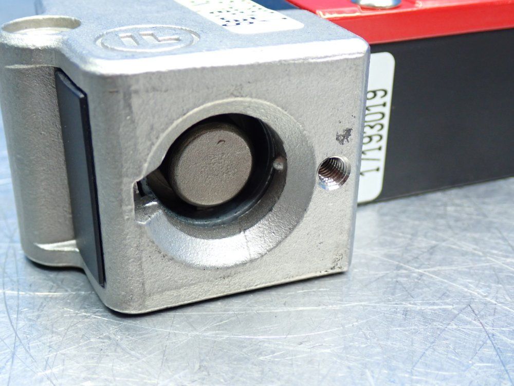 Fortress Interlocks Proamhandle Actuator Safety Switch - Ma2m6st401t02824e3