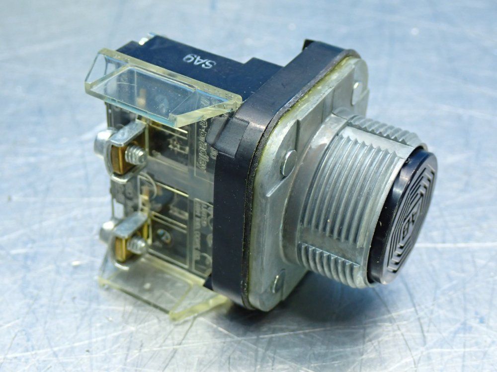 Allen Bradley 30mm Momentary Push Button - 800t-a2d1