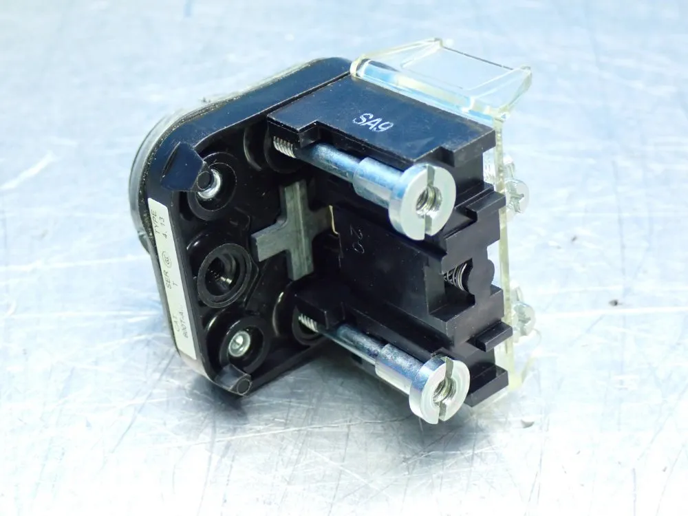 Allen Bradley 30mm Momentary Push Button - 800t-a2d1