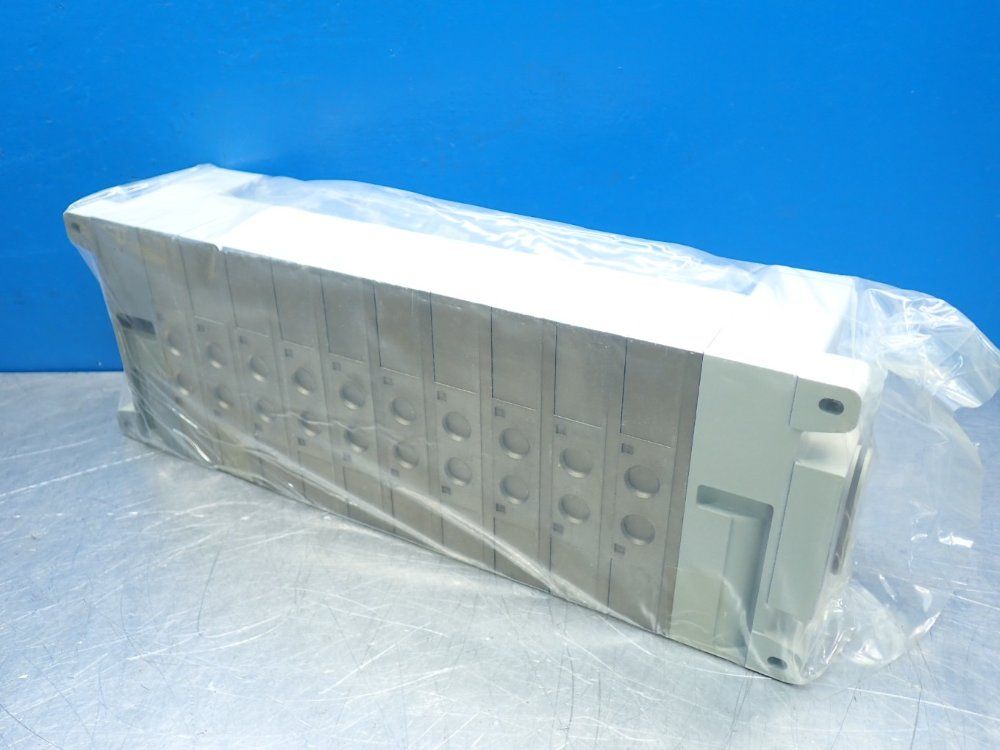 Smc Pneumatic Manifold Assembly - Vv80110-02f-sd0-w1