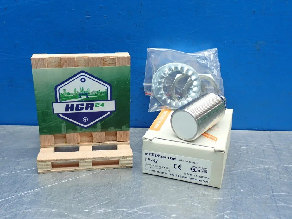 Efector100 Measurement Range: 15mm Inductive Proximity Sensor - Ii5742