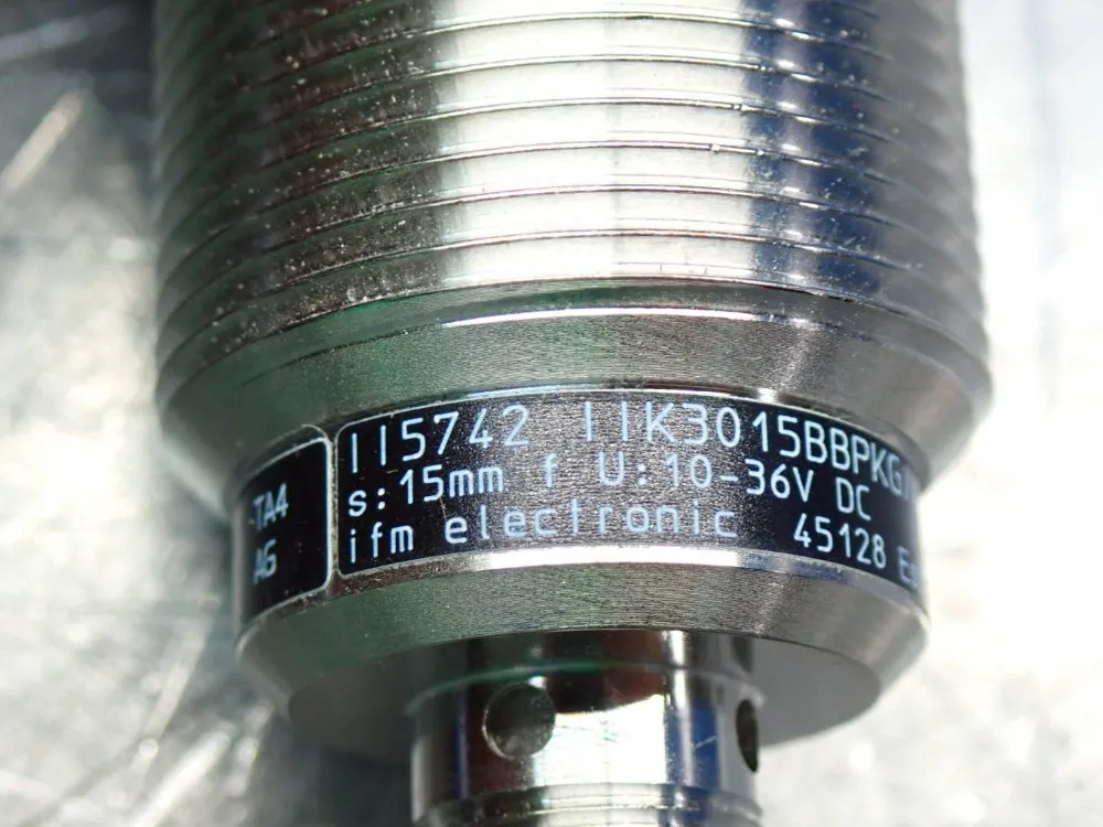 Efector100 Measurement Range: 15mm Inductive Proximity Sensor - Ii5742