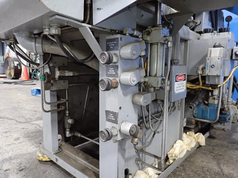 Newbury Vertical Injection Molder - V4 30ars