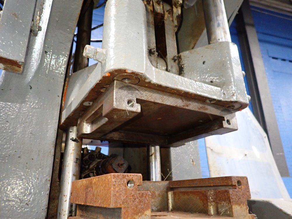 Newbury Vertical Injection Molder - V14 30ars