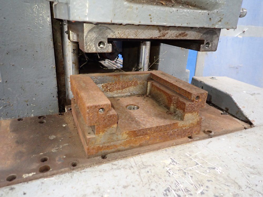 Newbury Vertical Injection Molder - V14 30ars