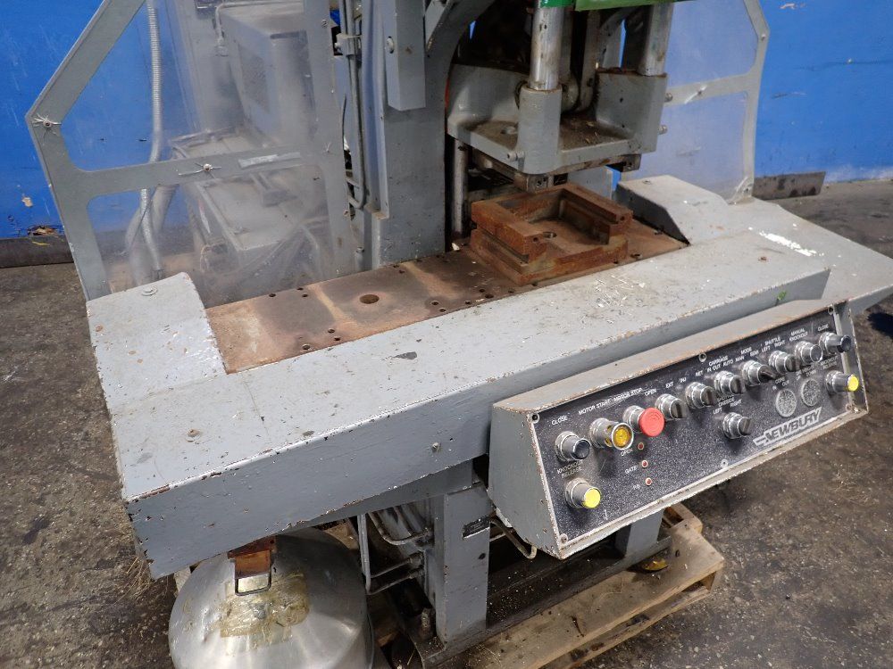 Newbury Vertical Injection Molder - V14 30ars
