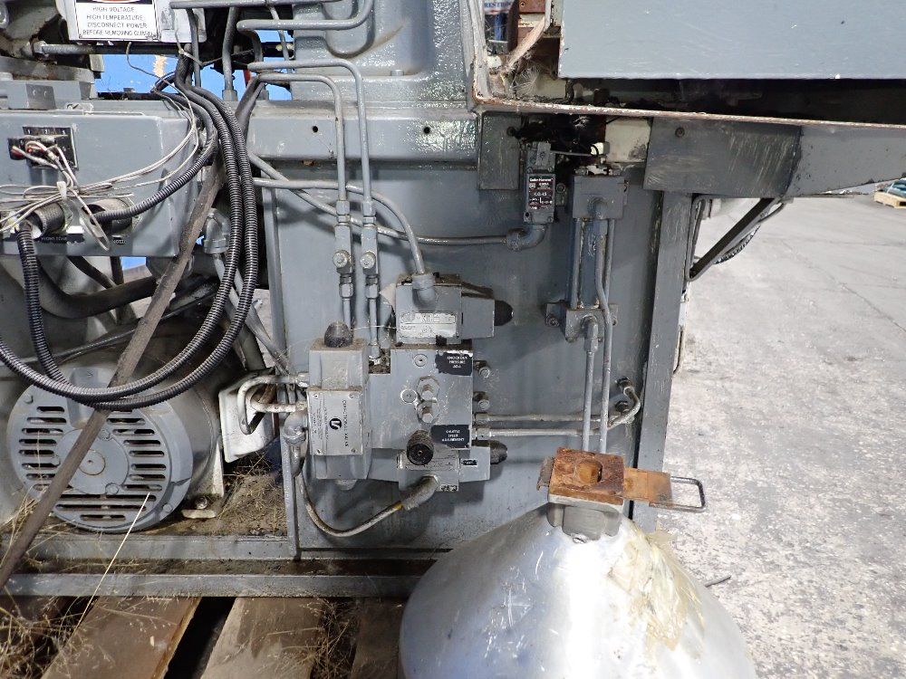 Newbury Vertical Injection Molder - V14 30ars