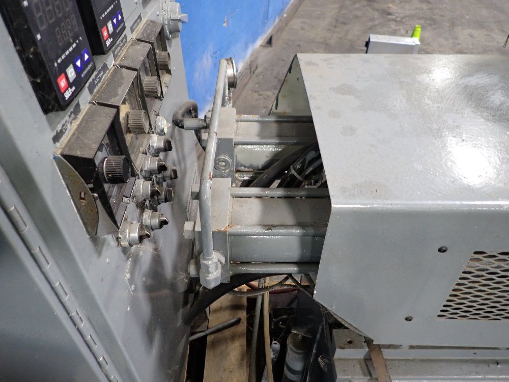 Newbury Vertical Injection Molder - V14 30ars