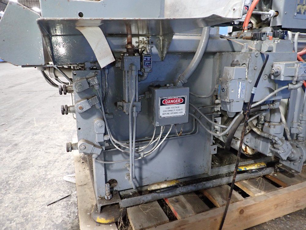 Newbury Vertical Injection Molder - V14 30ars