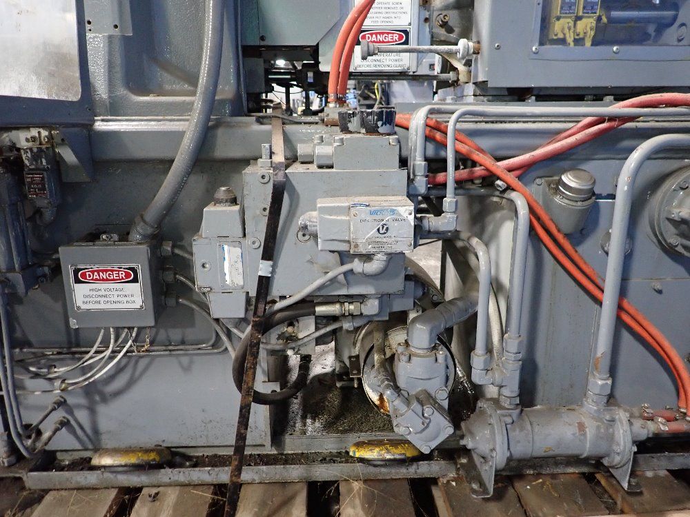 Newbury Vertical Injection Molder - V14 30ars