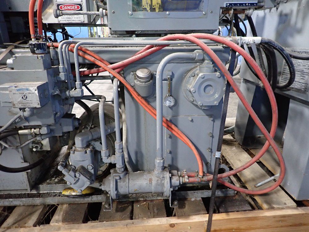 Newbury Vertical Injection Molder - V14 30ars