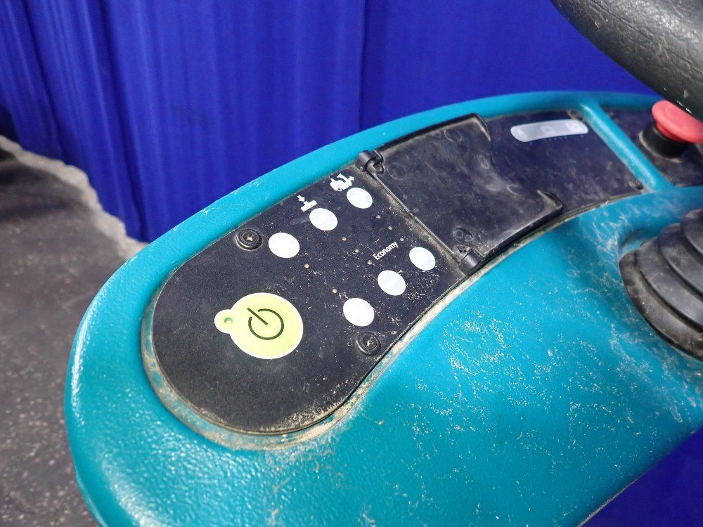 Tennant 32" Floor Burnisher - B10