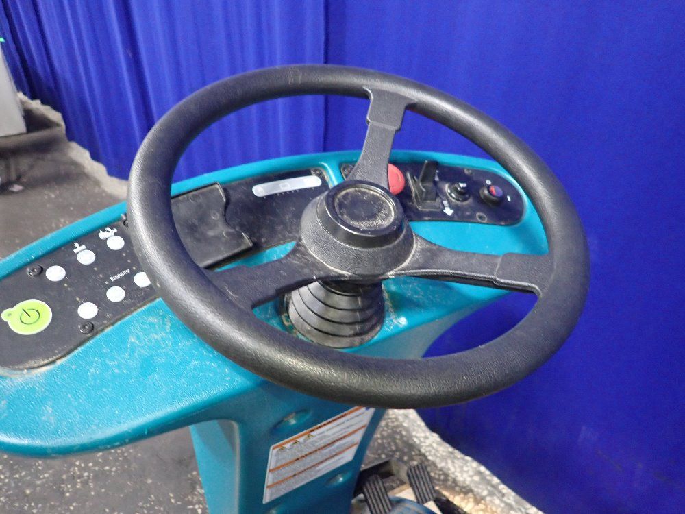 Tennant 32" Floor Burnisher - B10