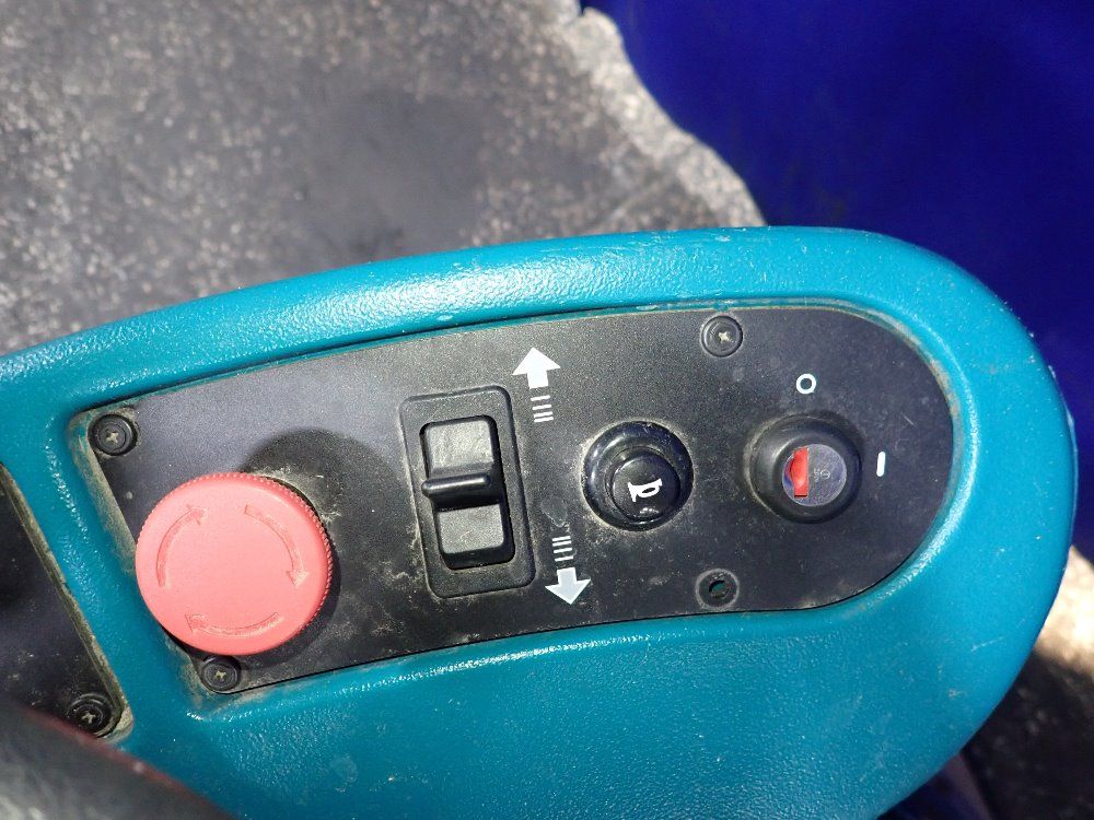 Tennant 32" Floor Burnisher - B10