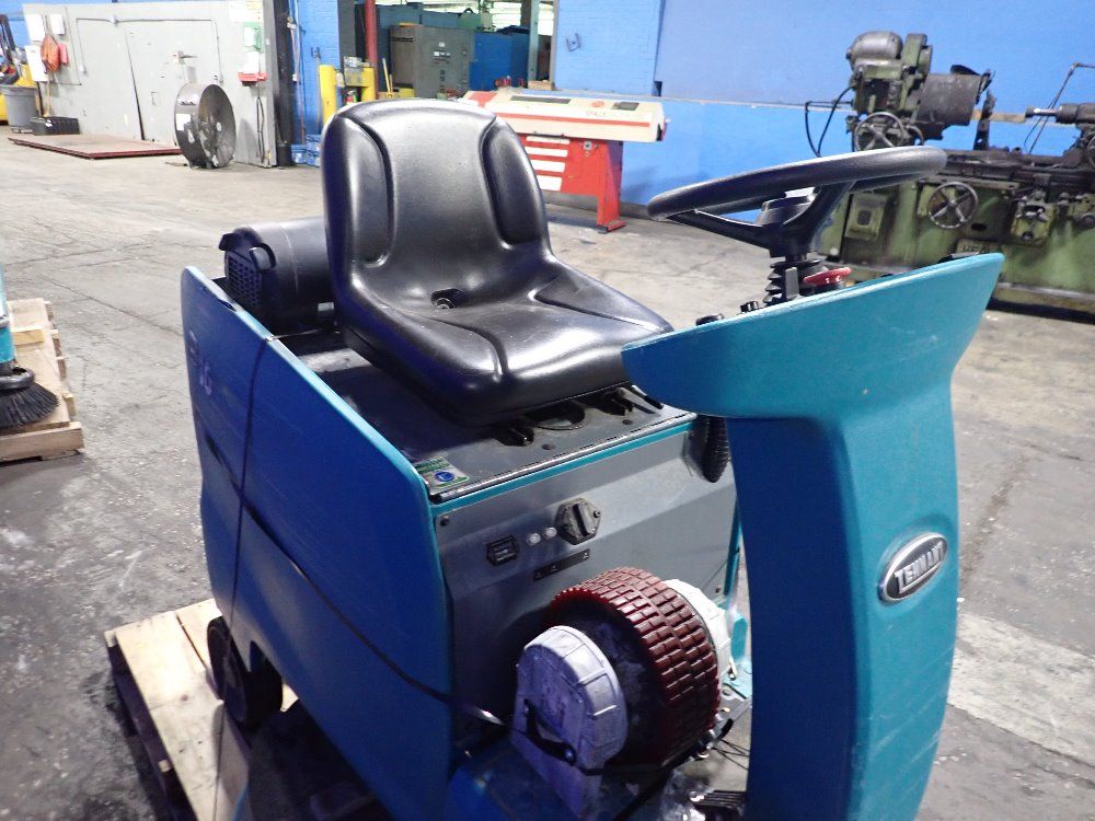 Tennant 32" Floor Burnisher - B10