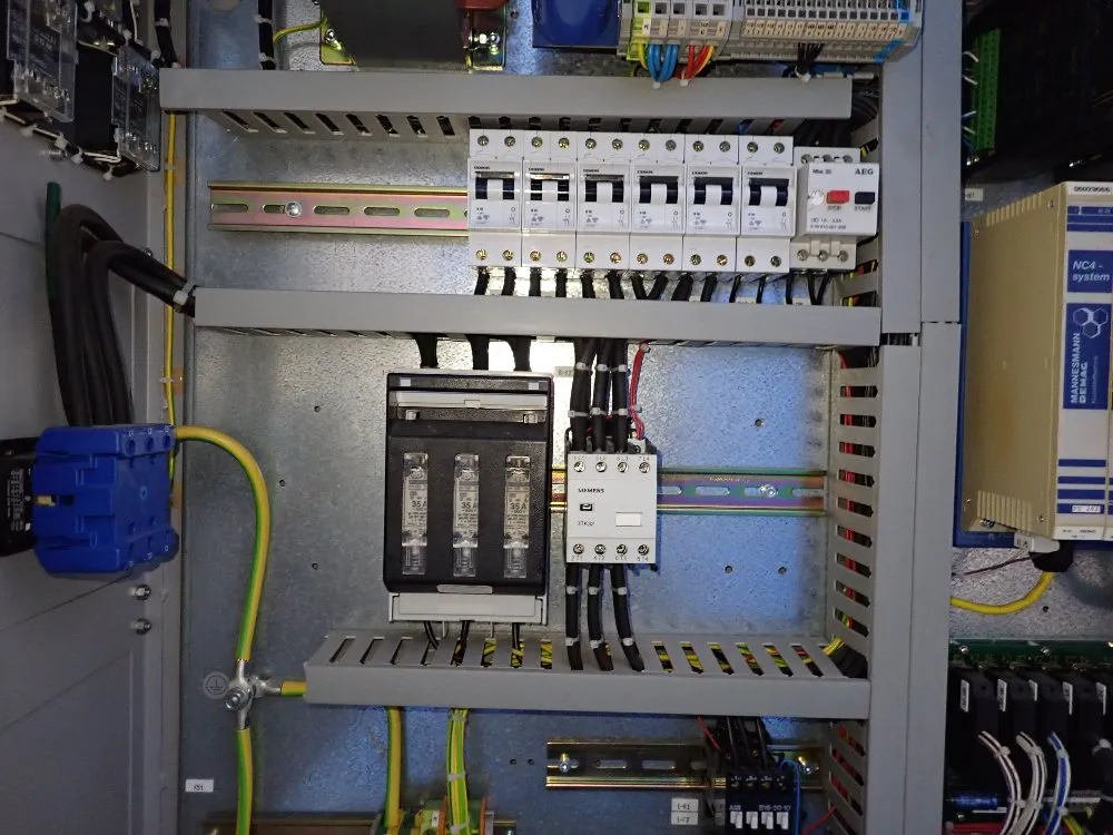 Van Dorn Demag Injection Molder - Ergotech Syetem