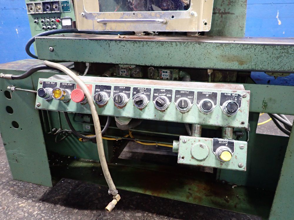 Newbury Injection Molder - V676 Rs