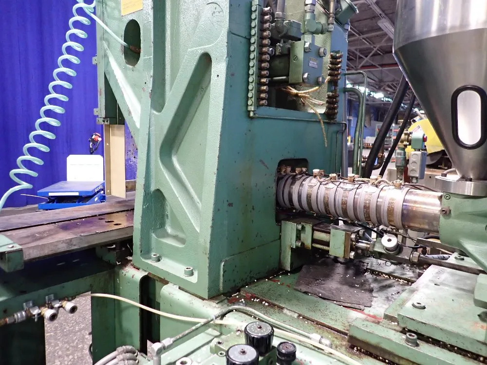 Newbury Injection Molder - V676 Rs