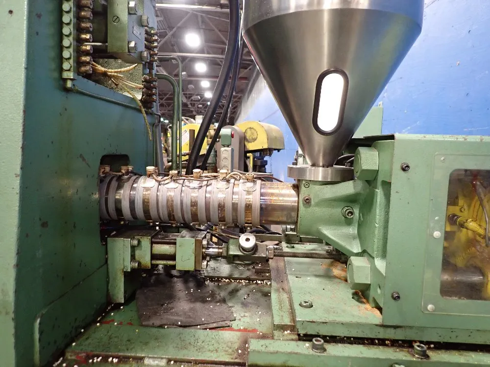 Newbury Injection Molder - V676 Rs