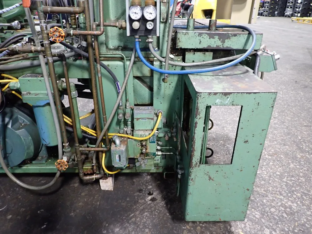 Newbury Injection Molder - V676 Rs