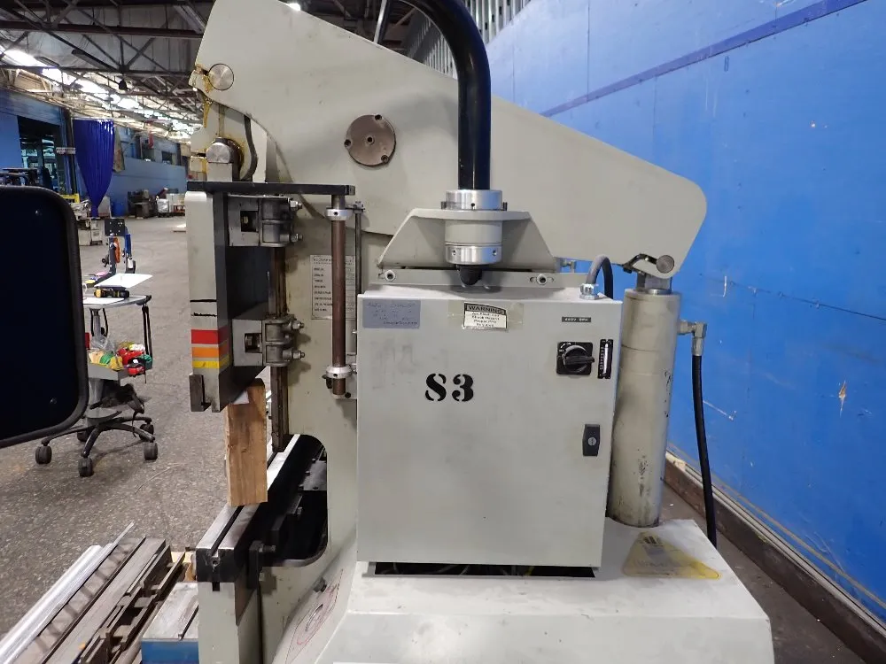 Accurpress 60 Ton X 72" Press Brake - 7606