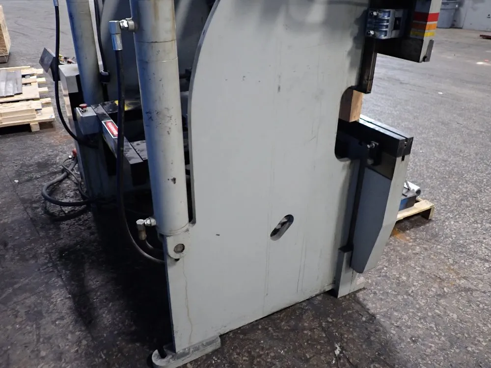 Accurpress 60 Ton X 72" Press Brake - 7606