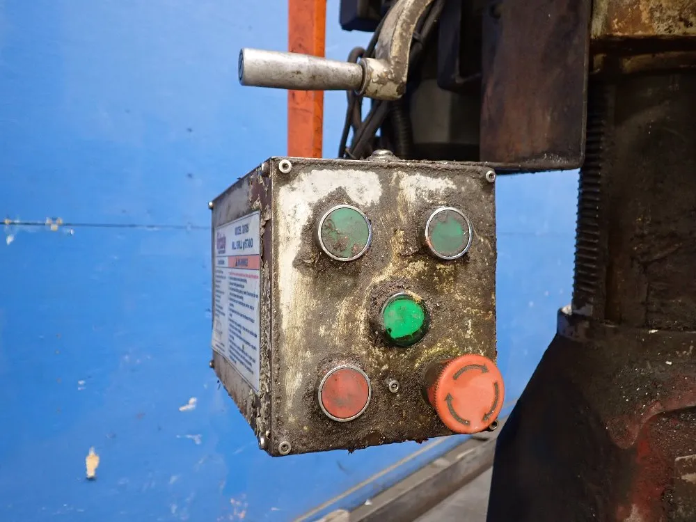 Grizzly 8" X 28 1/2" Vertical Mill - G0705