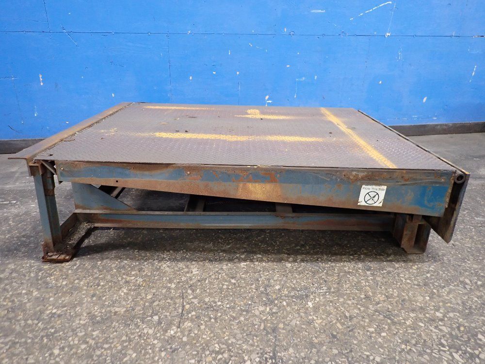 72" X 83" Dock Leveler