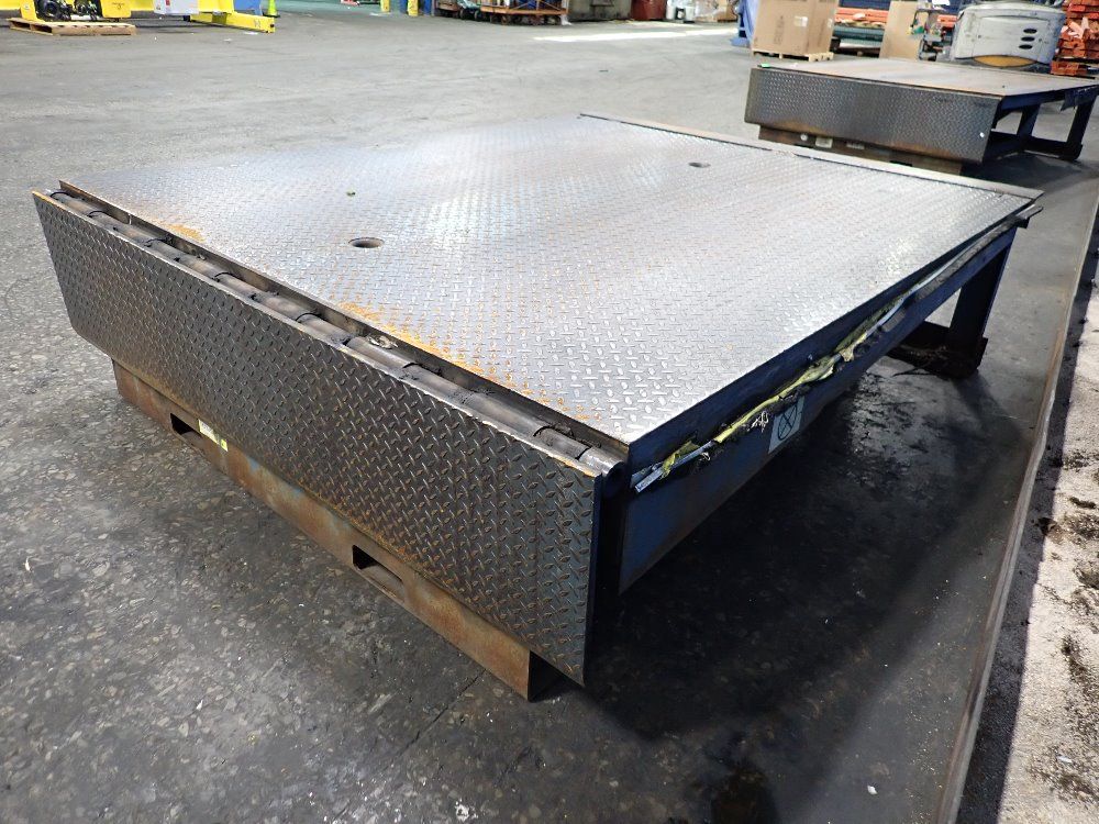 72" X 83" Dock Leveler
