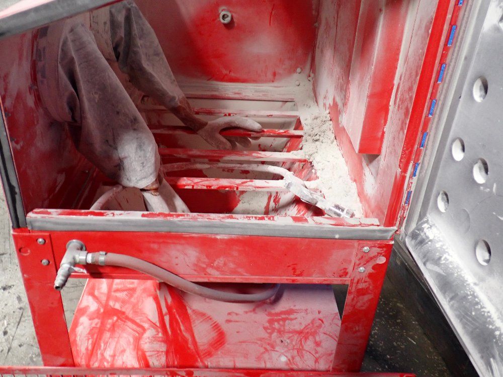 Central Pneumatic 40 Lb Floor Blast Cabinet