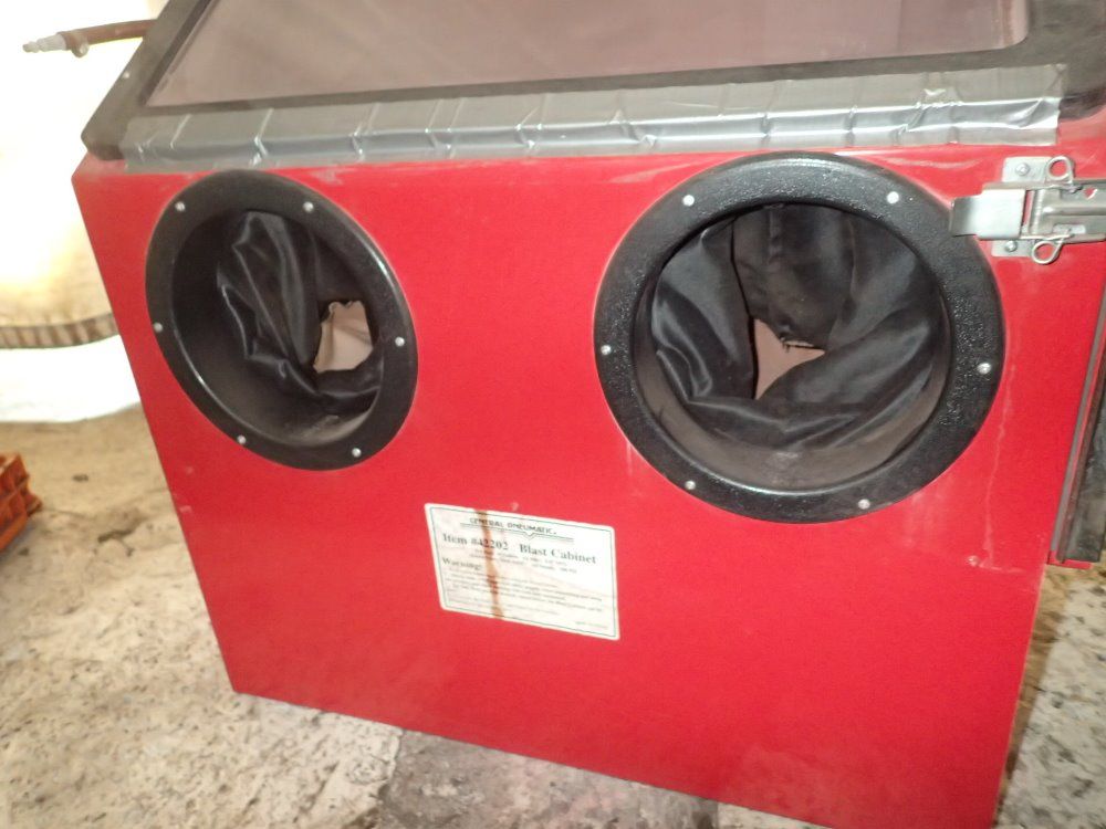 Central Pneumatic 30 Gallons / 18'' X 26'' X 16'' Id Blast Cabinet - 42202