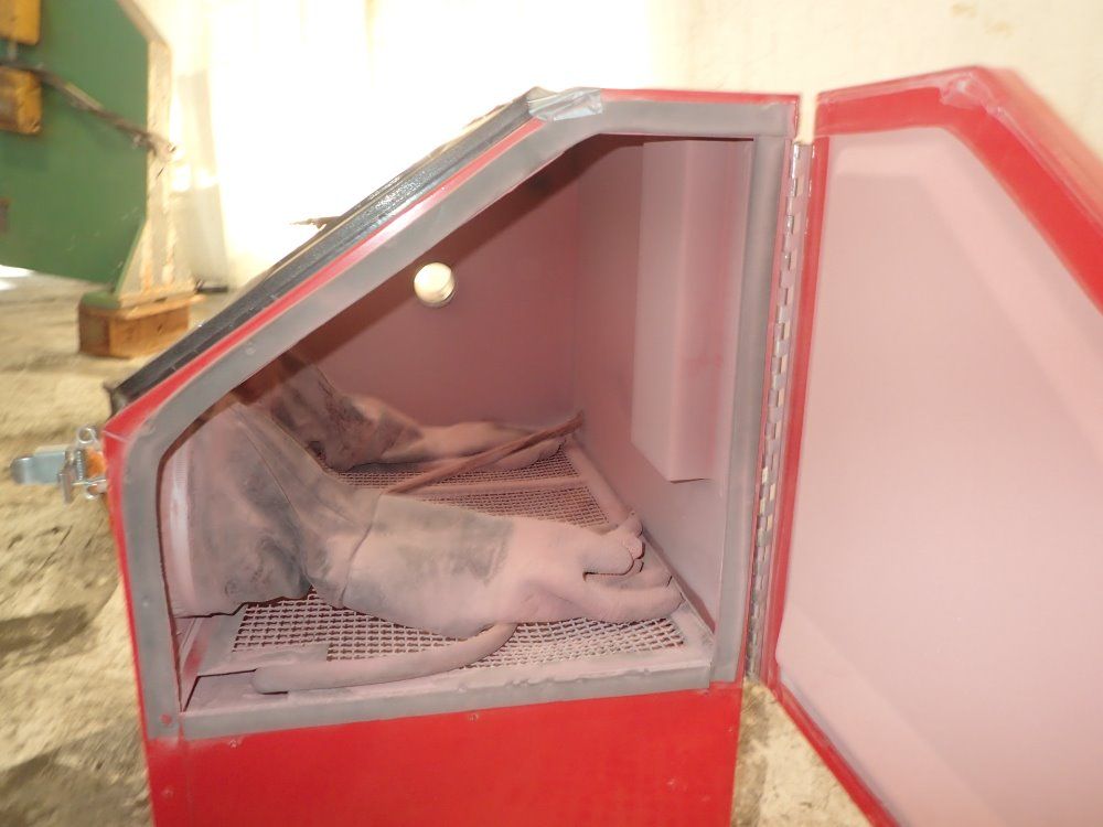 Central Pneumatic 30 Gallons / 18'' X 26'' X 16'' Id Blast Cabinet - 42202